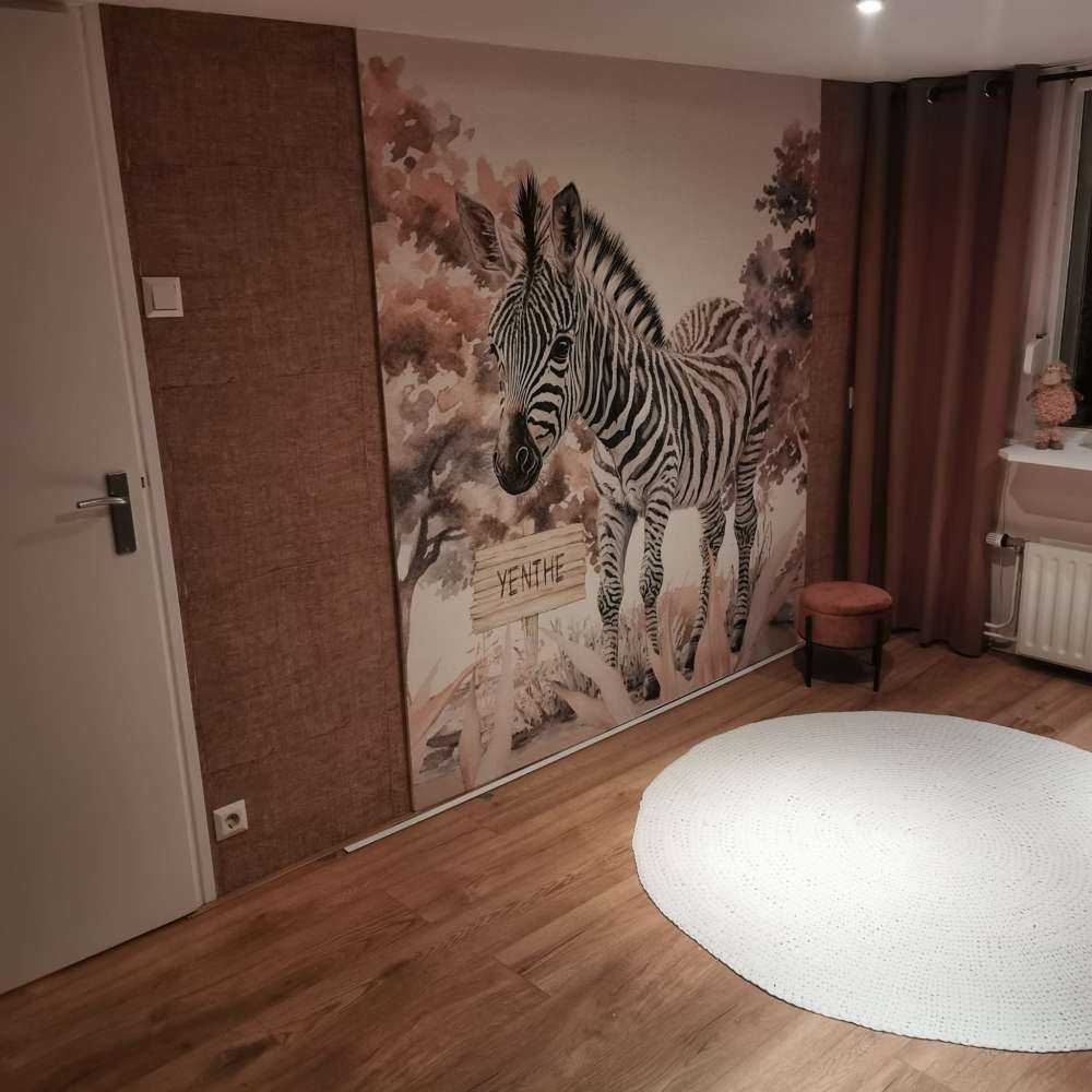 Bébé zèbre dans la nature taupe