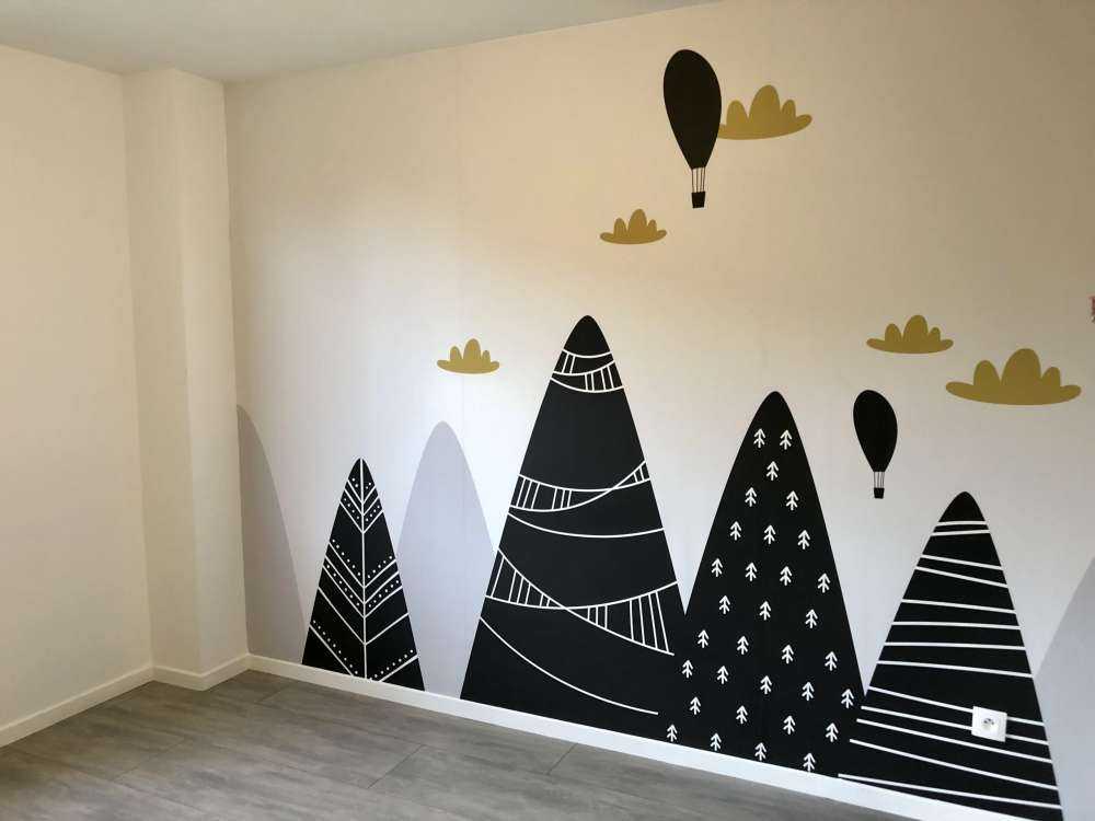 Des montagnes en noir et blanc