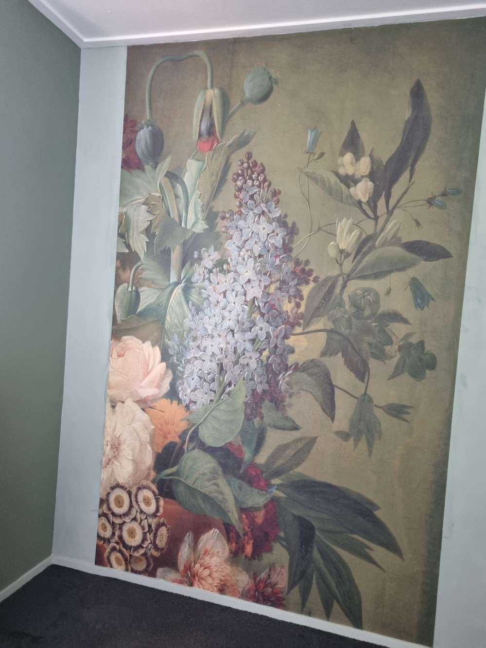 Fleurs dans un vase en terre cuite