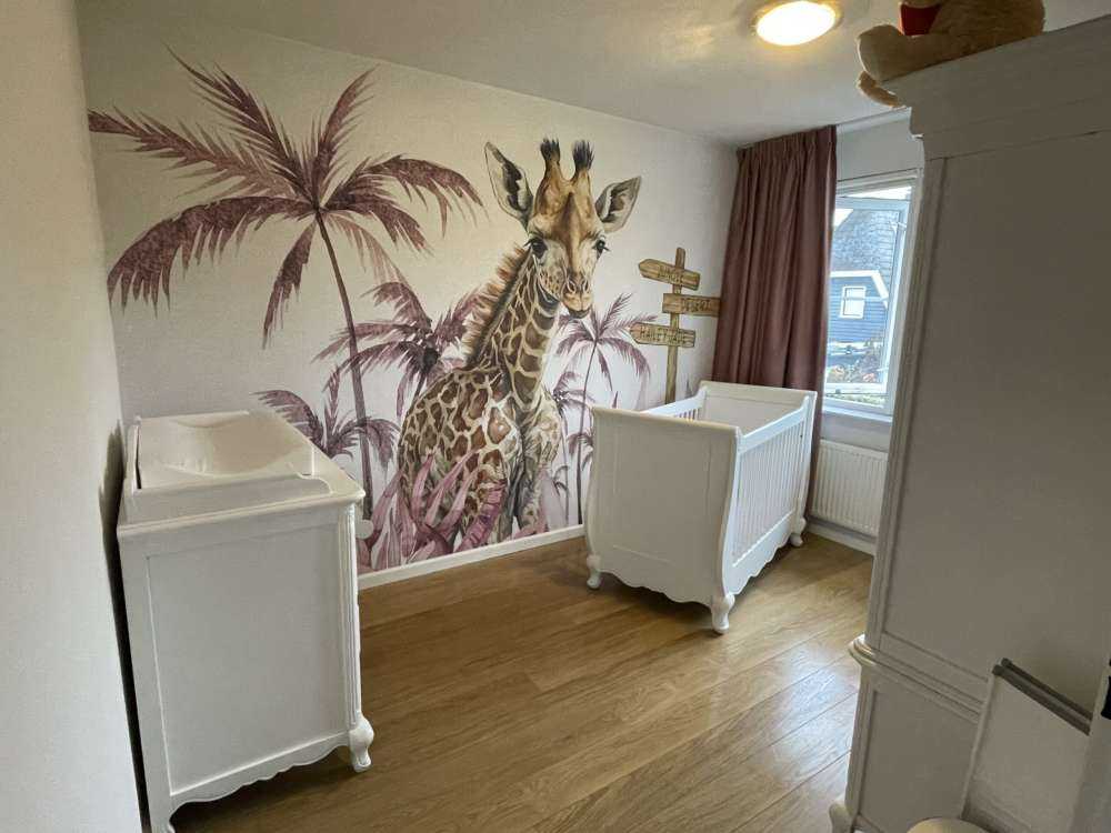 Bébé girafe dans la jungle rose