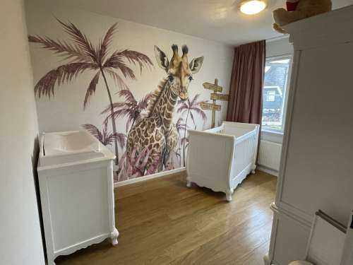 Bébé girafe dans la jungle rose