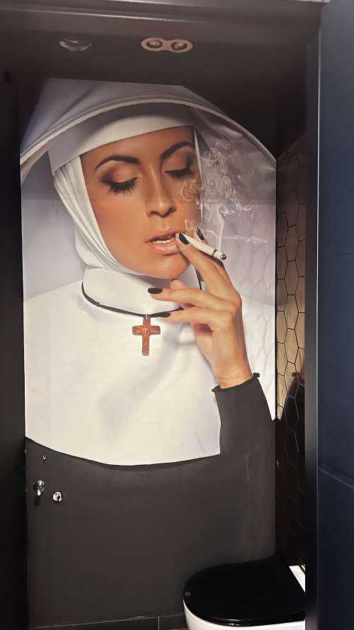 Nonne avec une cigarette