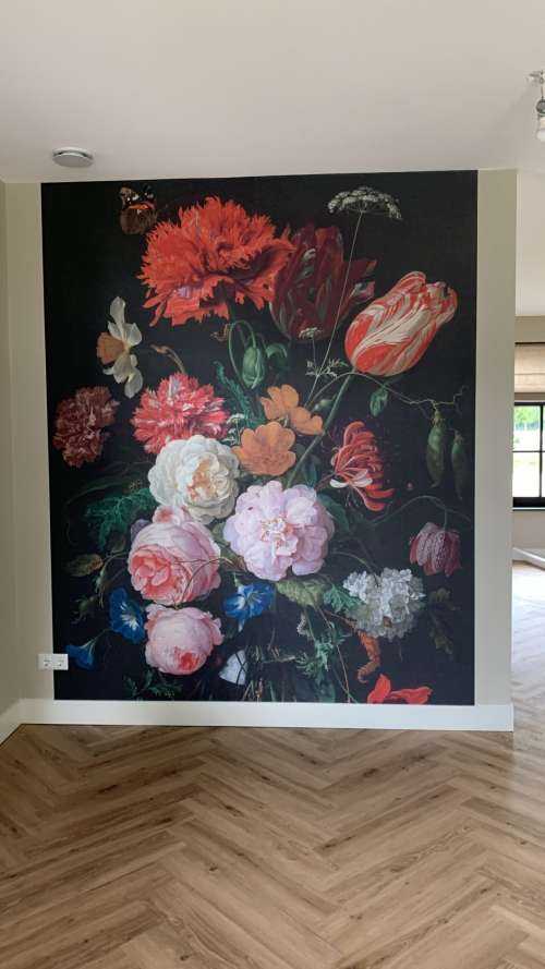 Nature morte aux fleurs dans un vase en verre