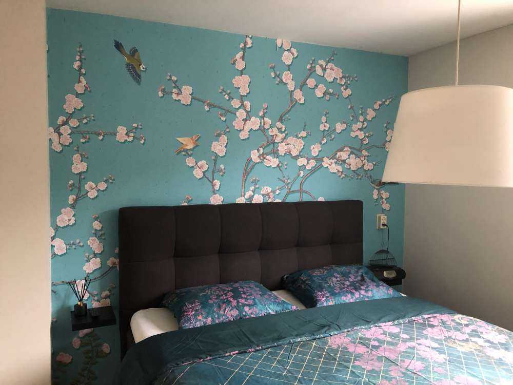 Arbre fleuri dessiné avec des oiseaux