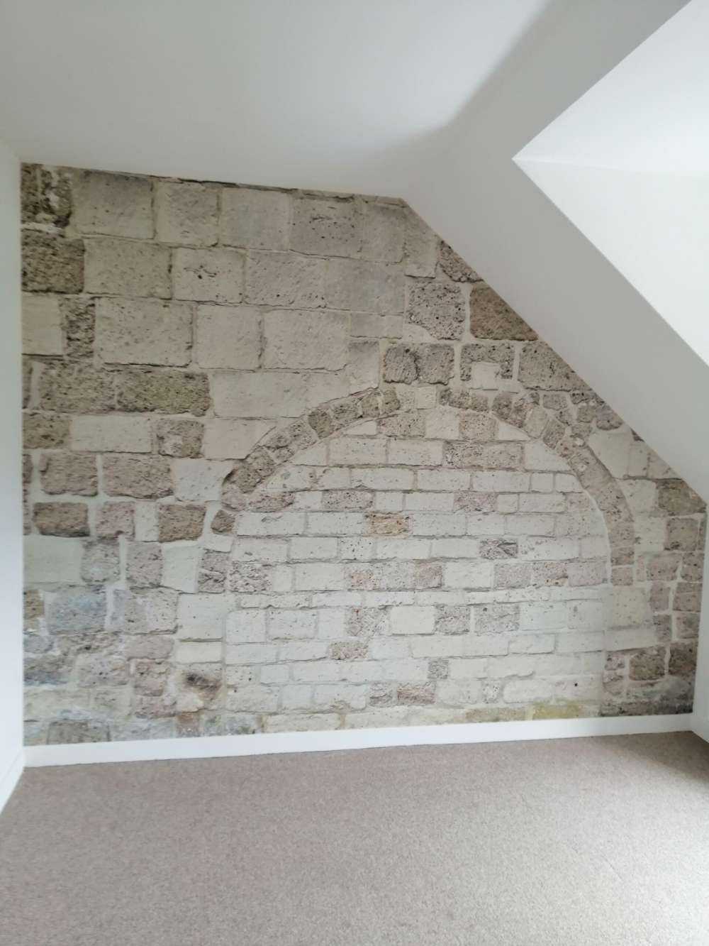 Vieux mur de pierre avec arc