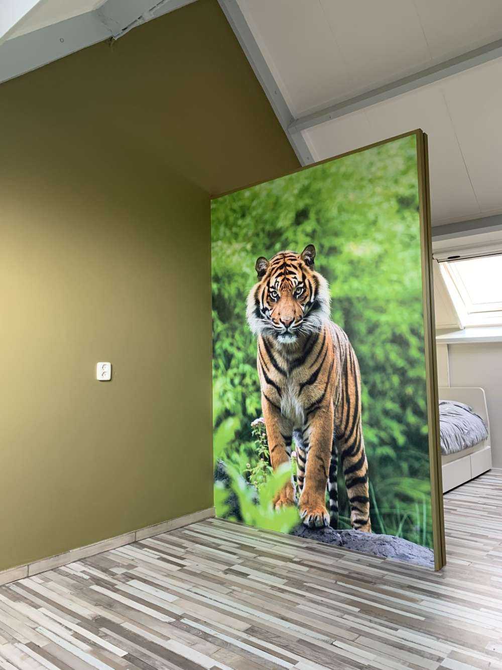 Tigre debout sur une pierre