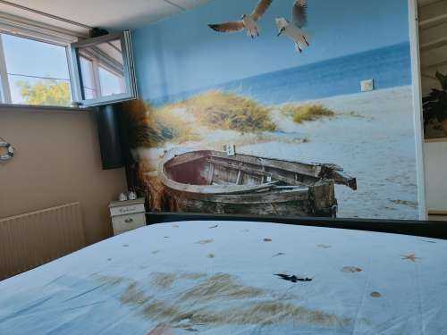 Ancien bateau de pêche, mouettes, plage et mer