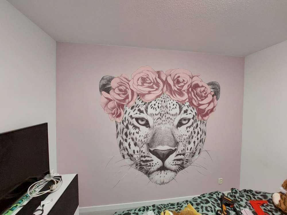 Léopard à fleurs roses