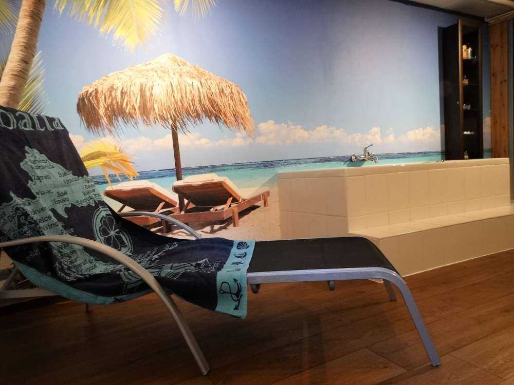 Chaises et parasol sur plage tropicale