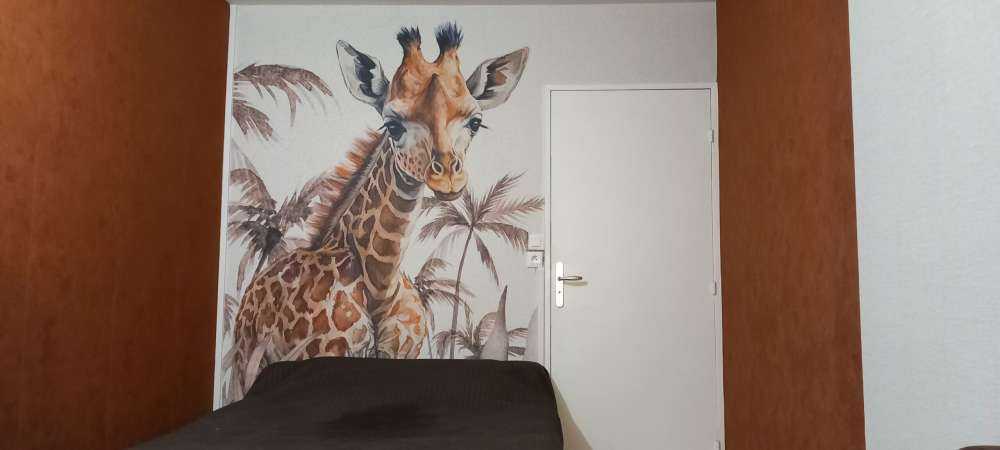 Bébé girafe dans la jungle taupe