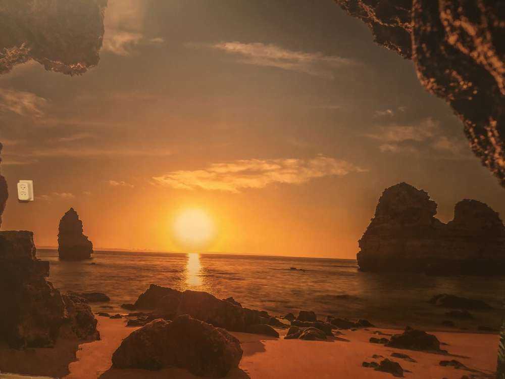 Lever de soleil depuis une grotte