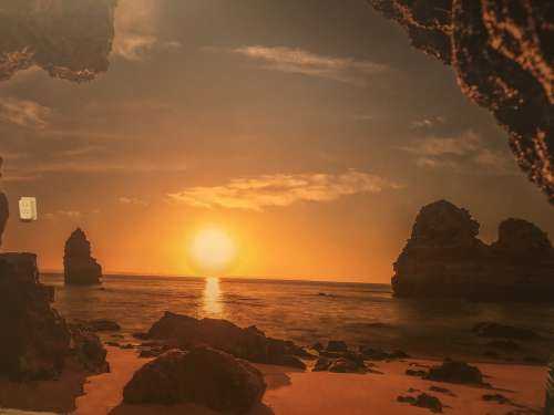 Lever de soleil depuis une grotte
