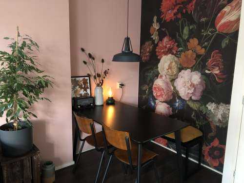Nature morte aux fleurs dans un vase en verre