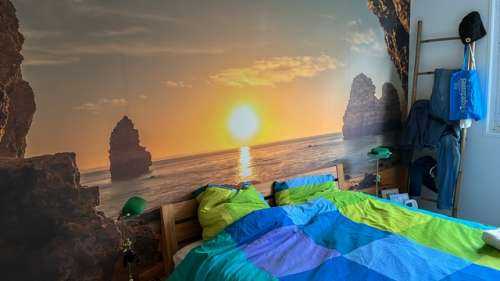 Lever de soleil depuis une grotte
