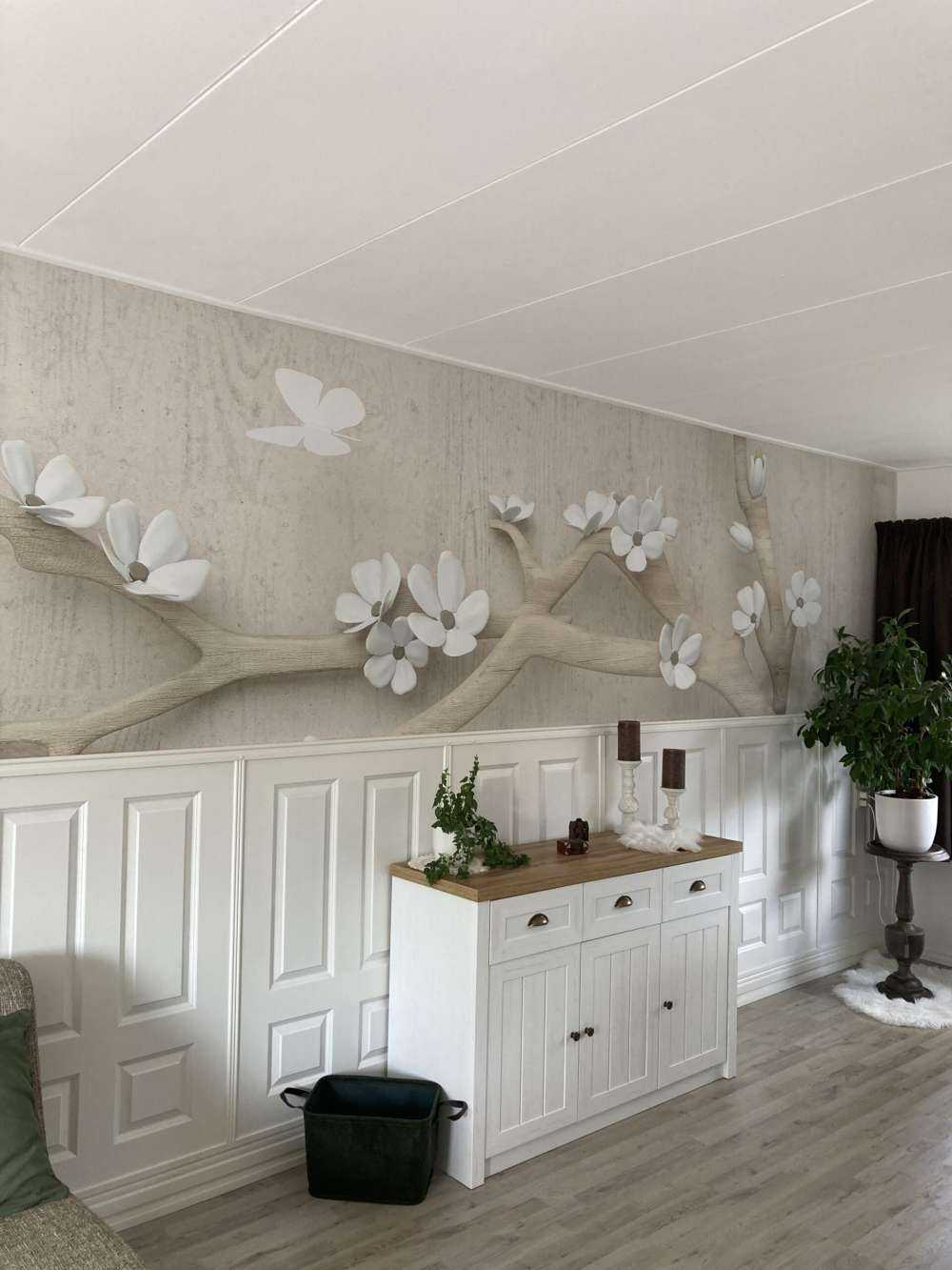 Branche avec fleurs blanches sur un fond en bois