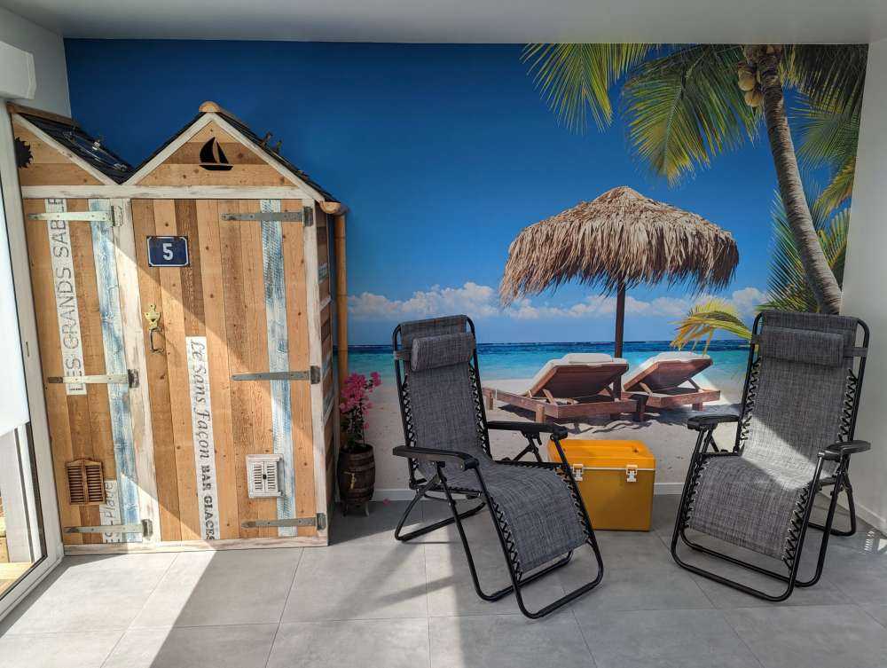 Chaises et parasol sur plage tropicale