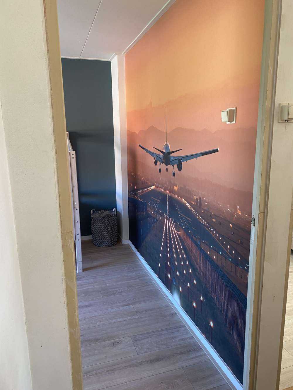 Avion à l'atterrissage dans le soleil du soir