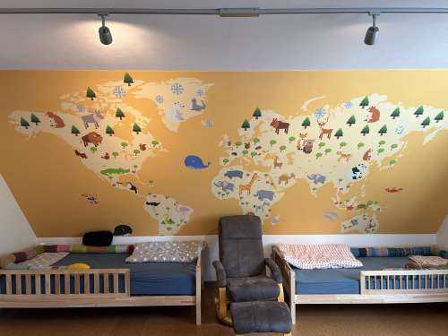 Carte du monde pour les enfants sur fond jaune