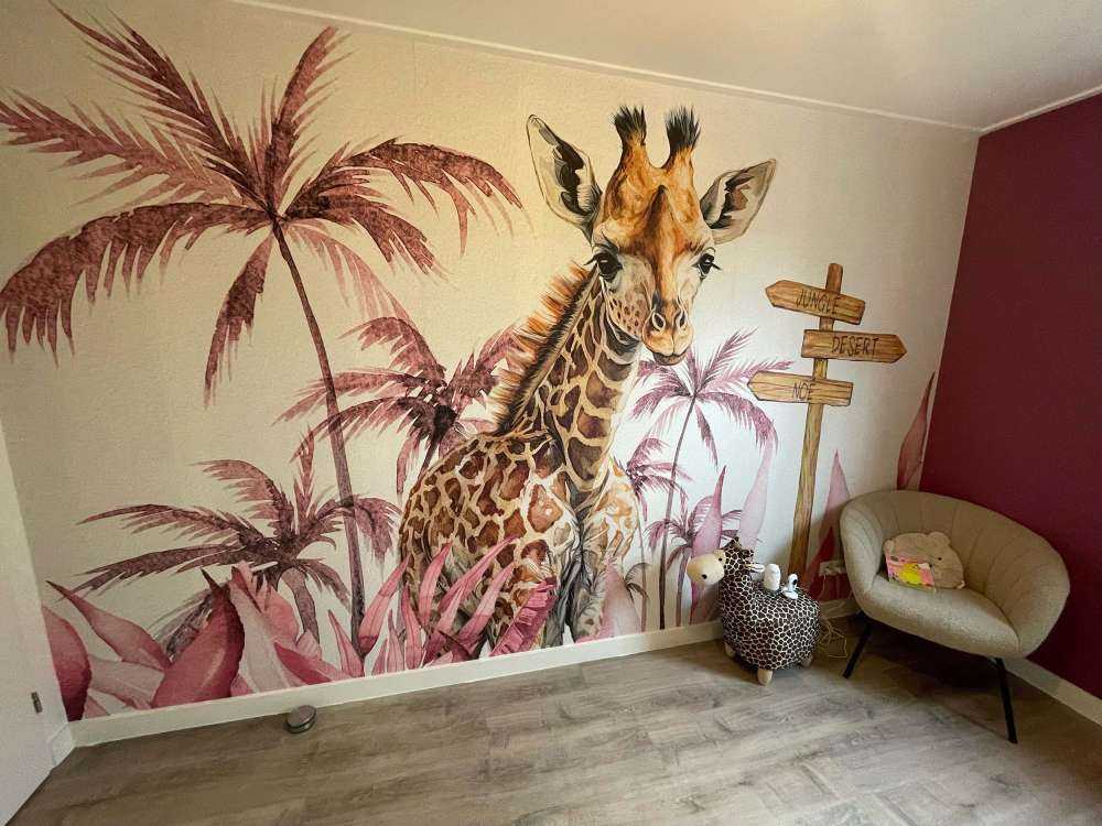 Bébé girafe dans la jungle rose