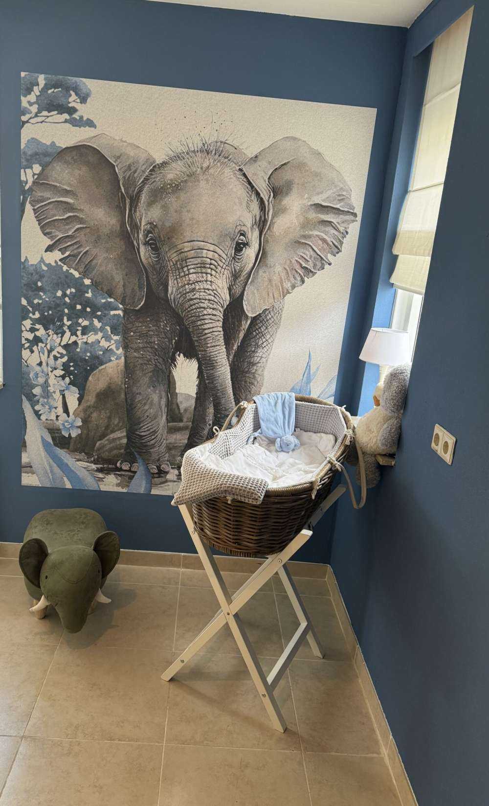 Bébé éléphant dans la jungle bleu
