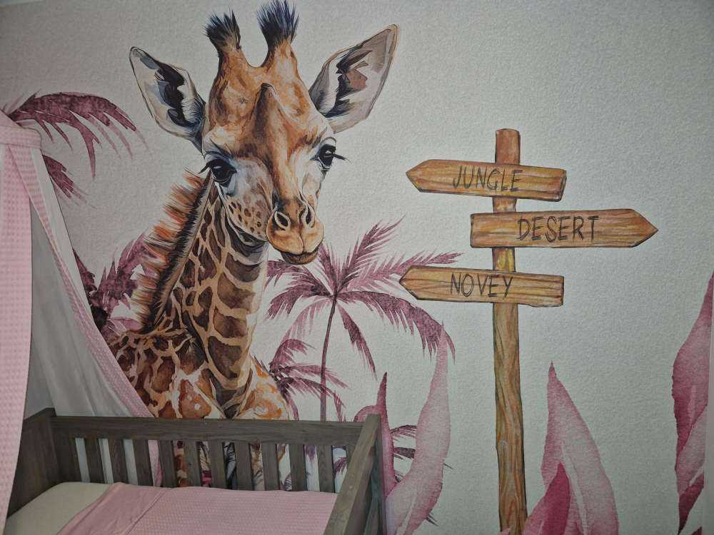Bébé girafe dans la jungle rose