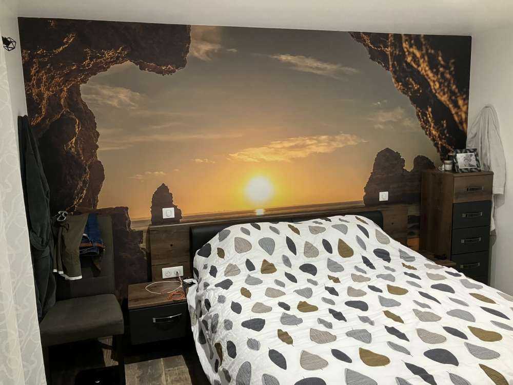 Lever de soleil depuis une grotte