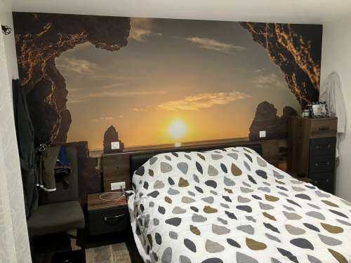 Lever de soleil depuis une grotte