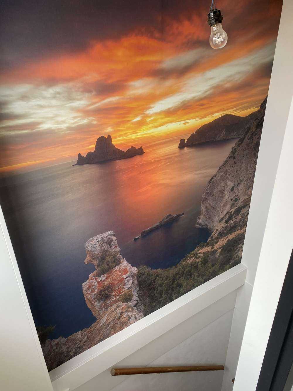 Lever de soleil depuis une grotte