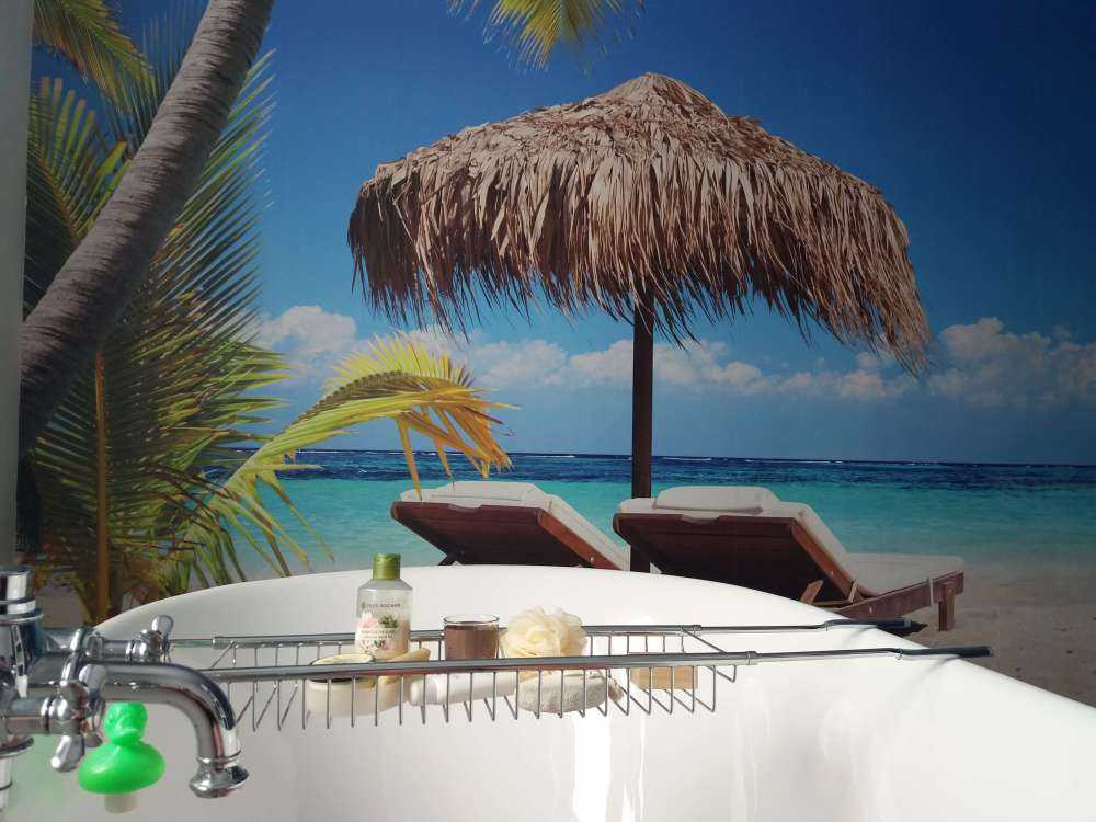 Chaises et parasol sur plage tropicale