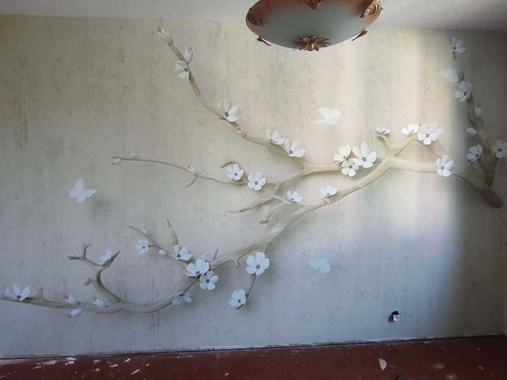 Branche avec fleurs blanches sur un fond en bois