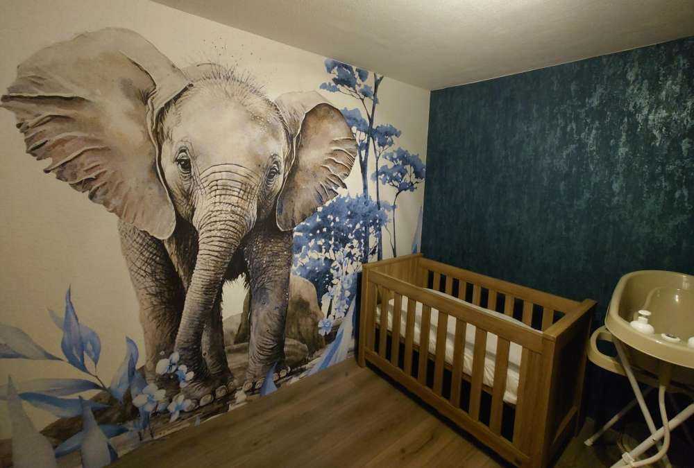 Bébé éléphant dans la jungle bleu
