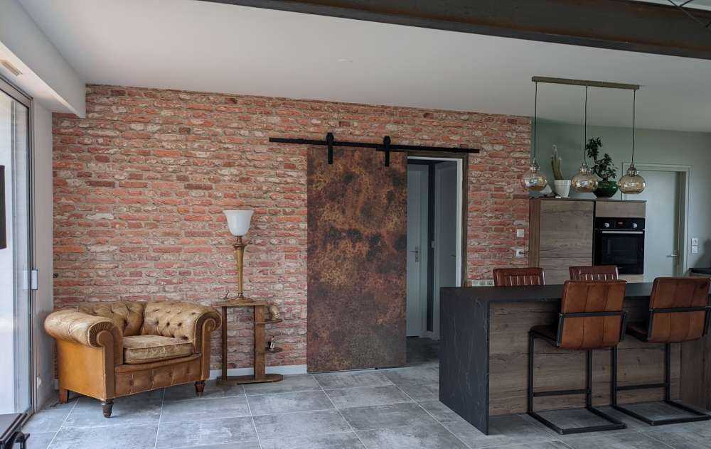 Mur avec des briques de différentes couleurs