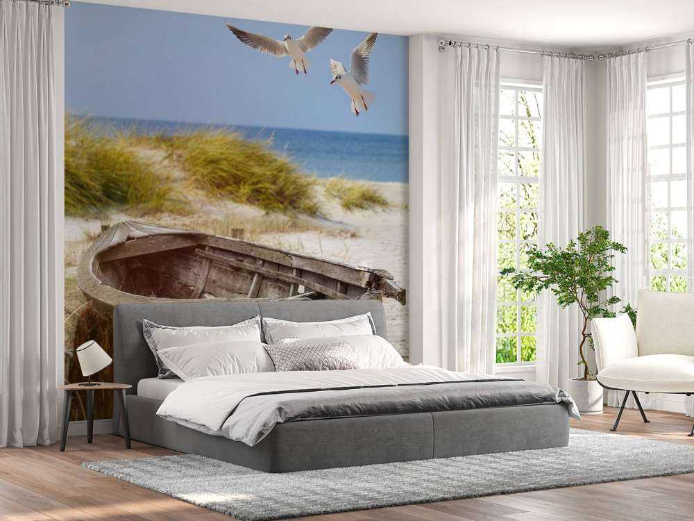 Ancien bateau de pêche, mouettes, plage et mer