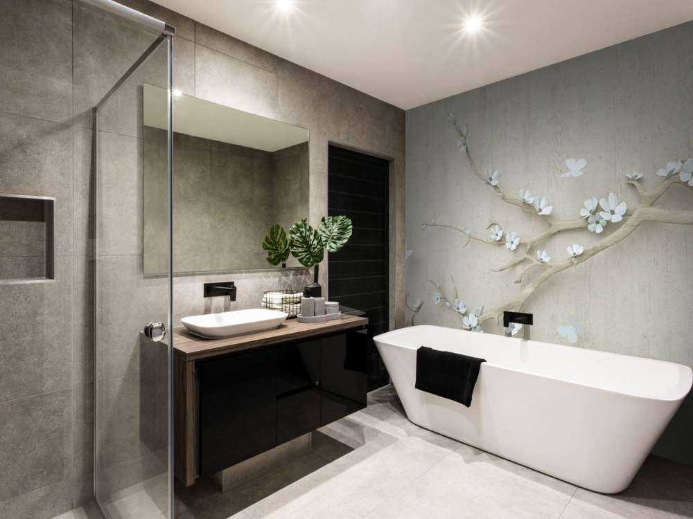 Branche avec fleurs blanches sur un fond en bois