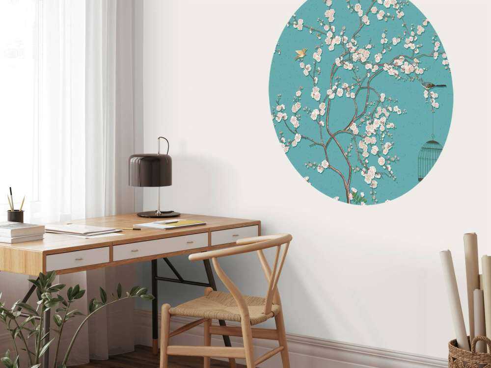 Arbre fleuri dessiné avec des oiseaux