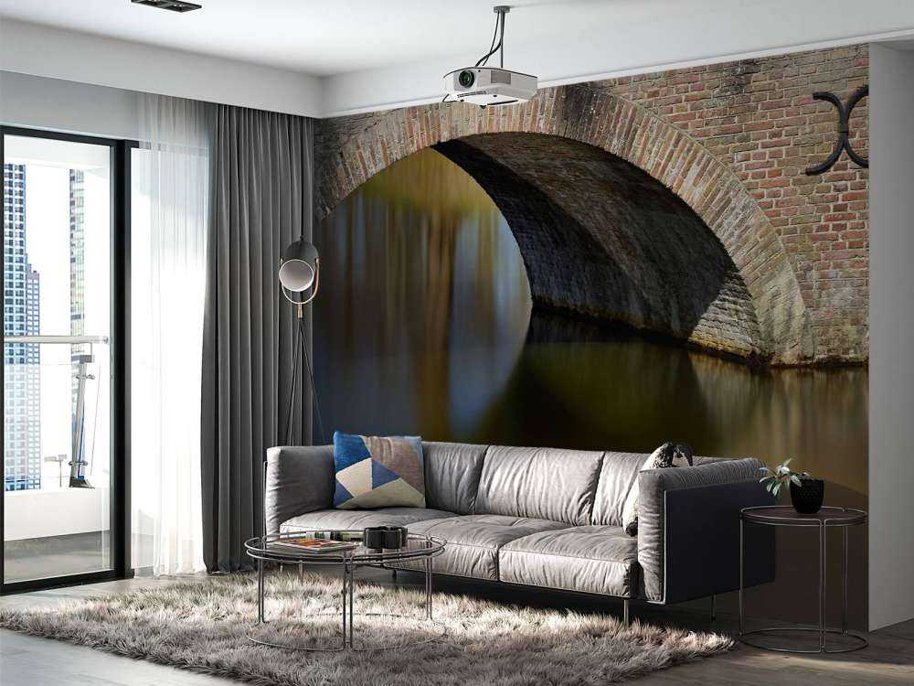 Vieux pont en arc vers le château