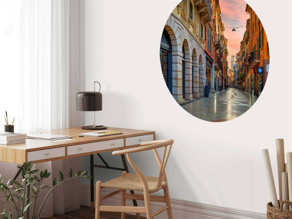 Rue commerçante au lever du soleil