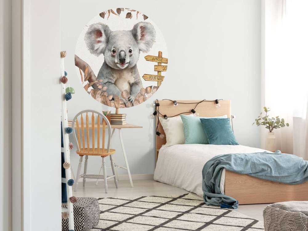 Bébé koala dans la jungle taupe