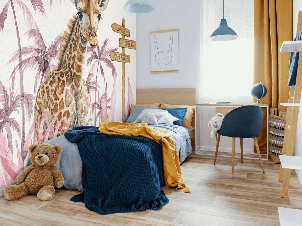 Bébé girafe dans la jungle rose