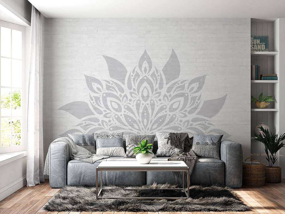 Mandala gris clair sur brique