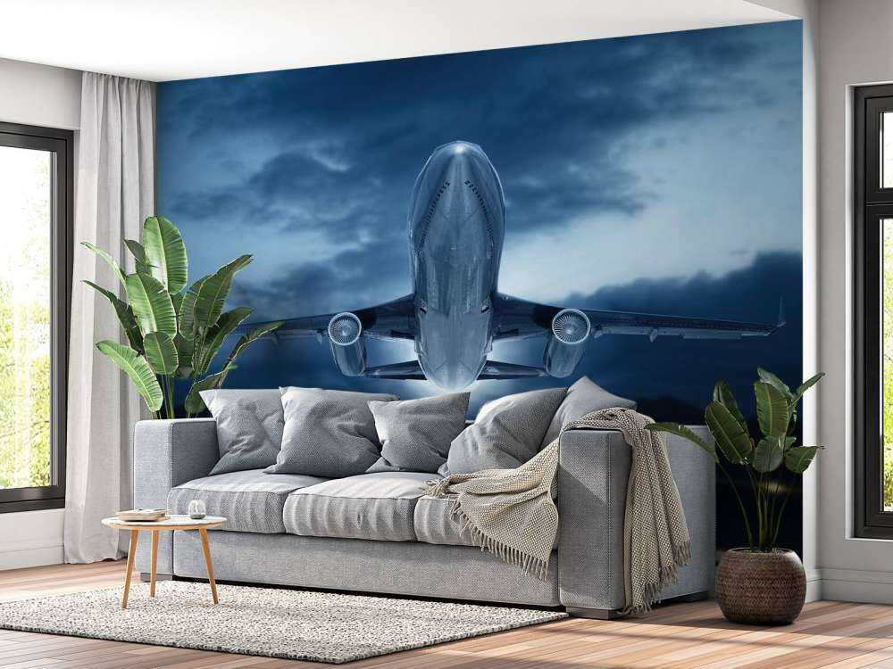 Un avion qui s'élève avec un ciel sombre