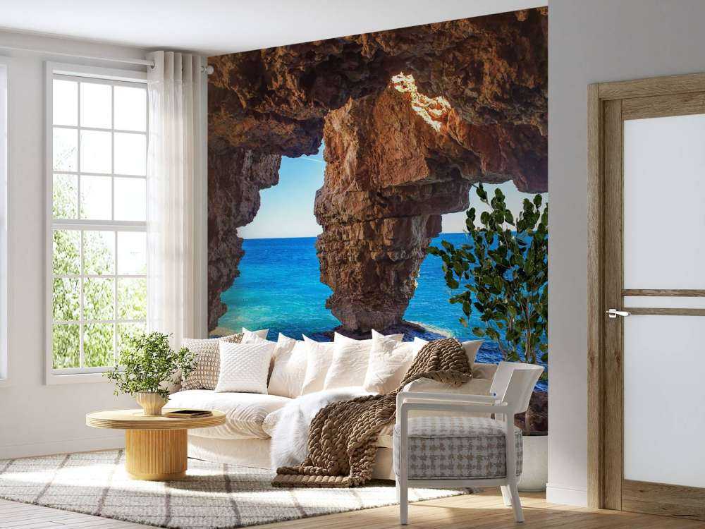 Grotte au-dessus de la mer