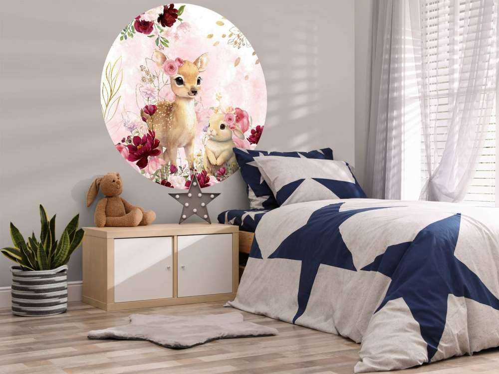 Hertje et lapin dans la splendeur des fleurs