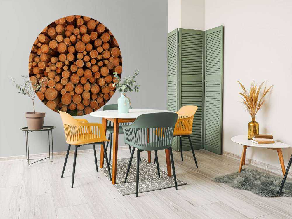 Pile de troncs d'arbres sombres