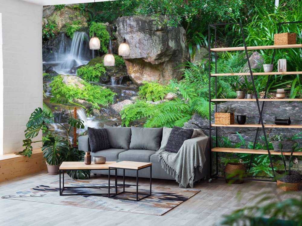 Chute d'eau avec des plantes tropicales