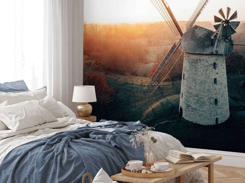 Moulin à vent dans une belle lumière au coucher du soleil