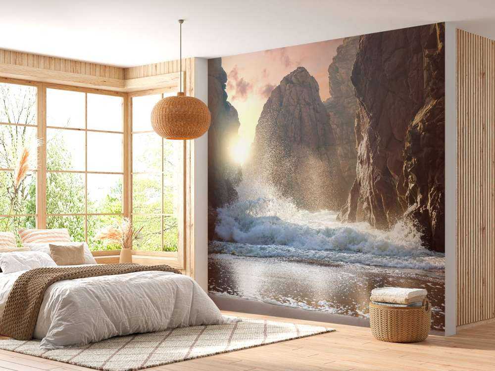 Les vagues contre les rochers