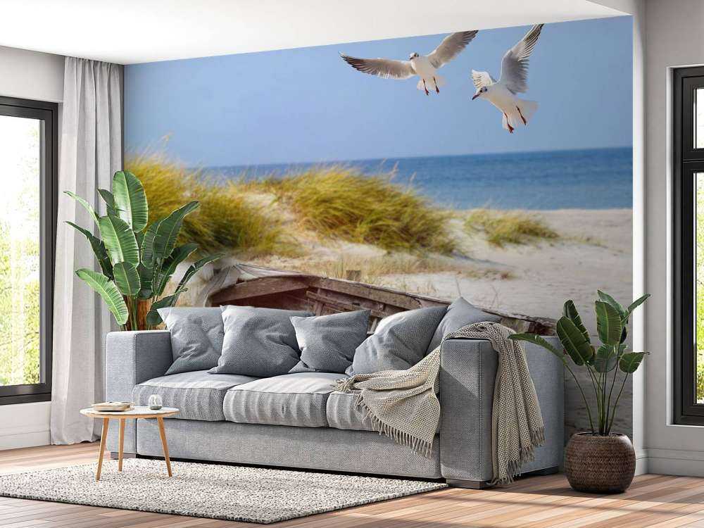 Ancien bateau de pêche, mouettes, plage et mer