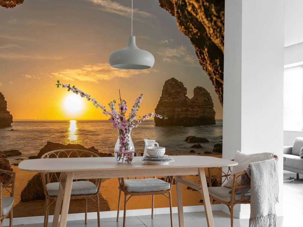Lever de soleil depuis une grotte