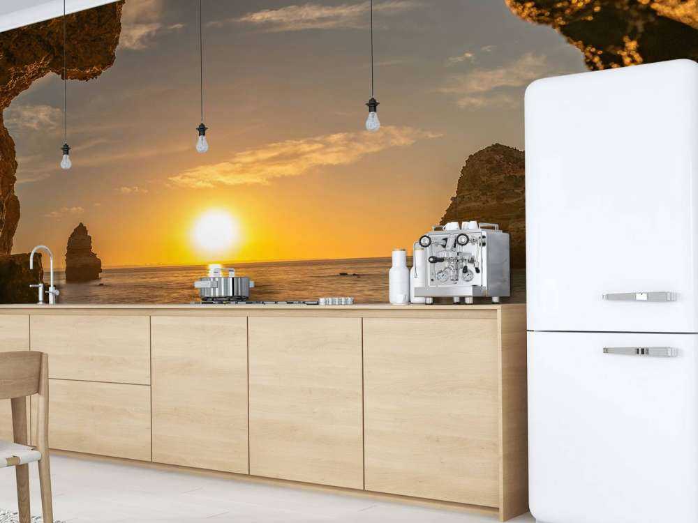 Lever de soleil depuis une grotte